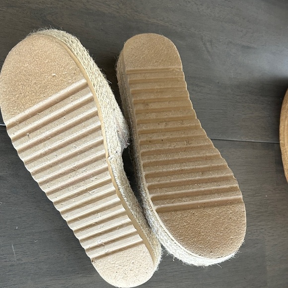 Beach Women's Cream Sandals size 10 summer,pool or beach sandals - Picture 5 of 6